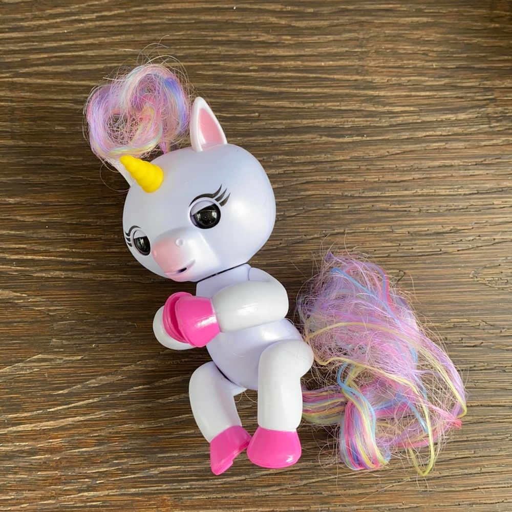 WowWee Fingerlings interactive Baby Unicorn GiGi